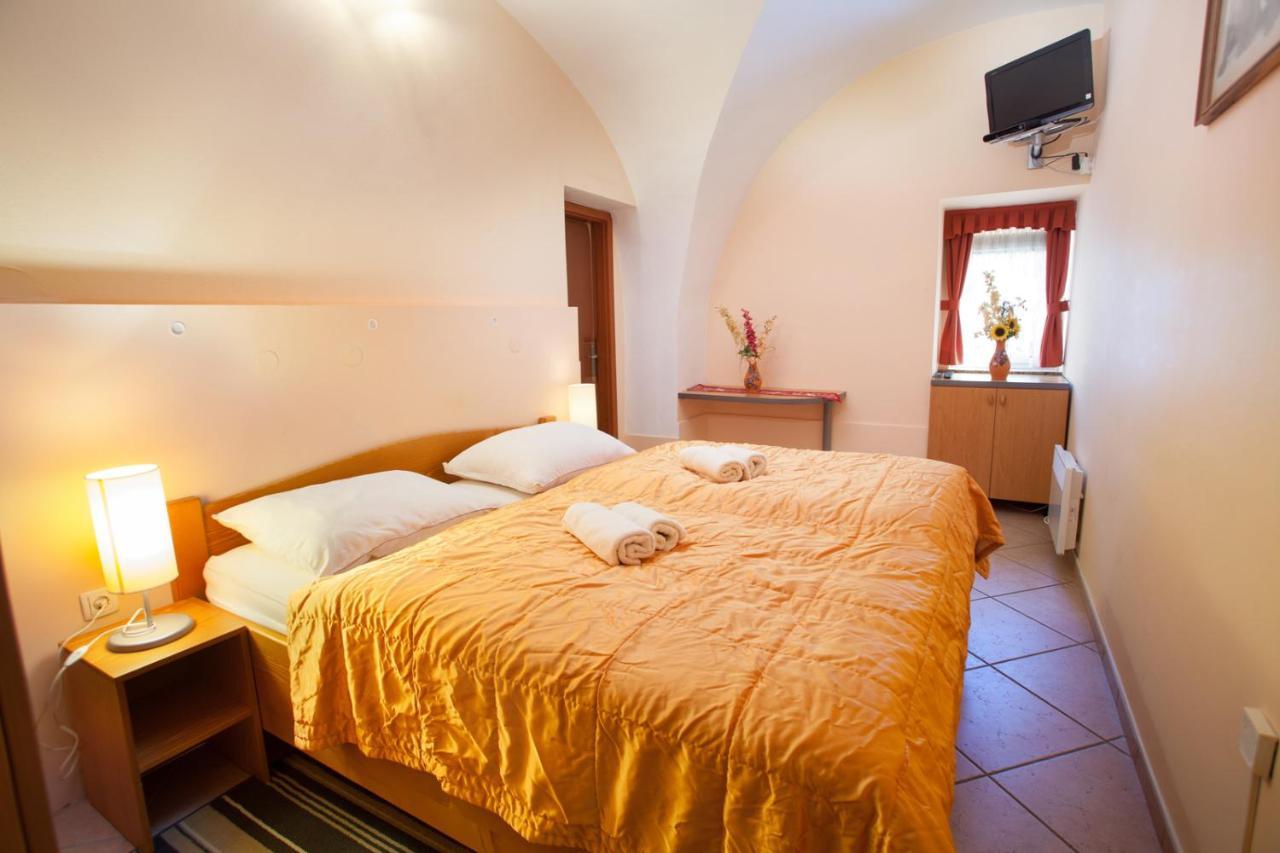 Apartma na Starem Placu Idrija Exterior foto